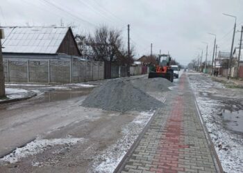 Роботи на розбитій центральній вулиці Зеленого Яру продовжуються |