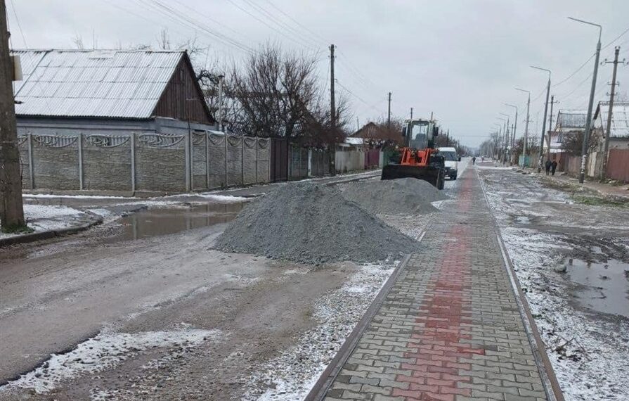 Роботи на розбитій центральній вулиці Зеленого Яру продовжуються |