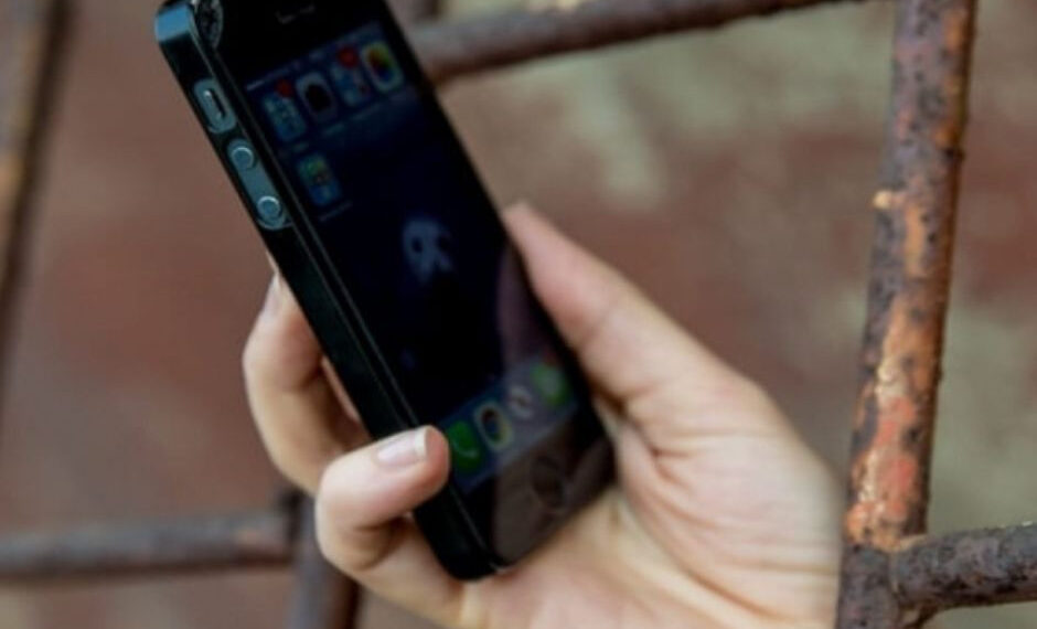 На Київщині викрили працівника колонії, який за хабарі “забезпечував” засуджених телефонами, фото – Київщіна