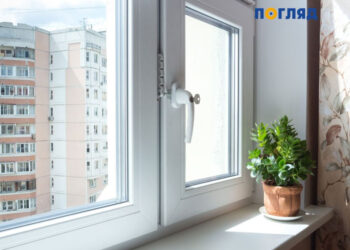 Жителі пошкоджених будинків у селі Мархалівка отримали нові вікна від благодійників, фото – Київщіна