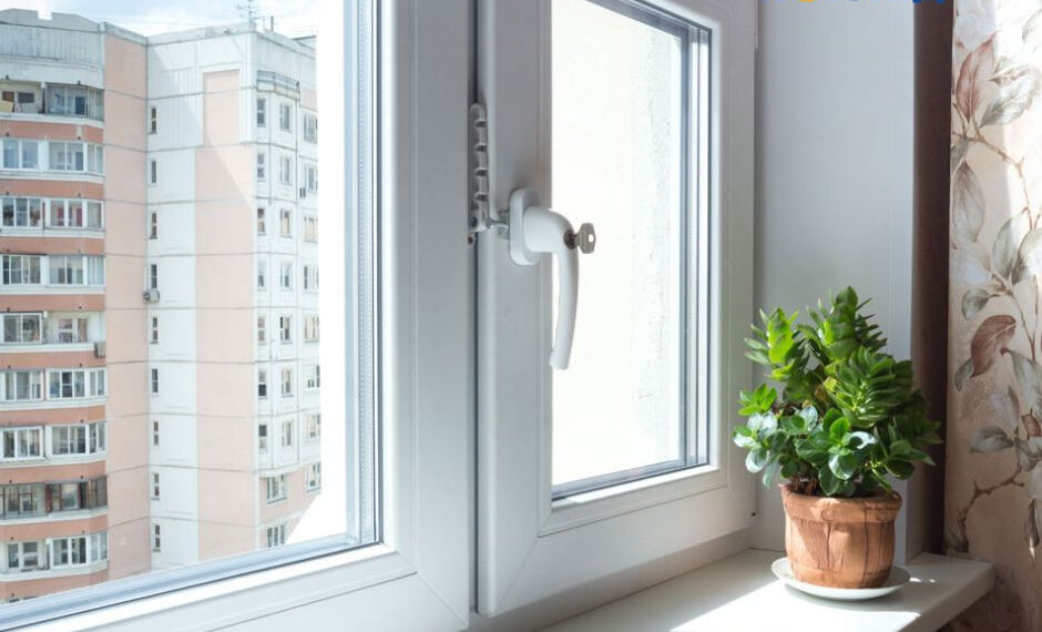 Жителі пошкоджених будинків у селі Мархалівка отримали нові вікна від благодійників, фото – Київщіна