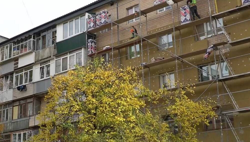 Відбудова Київщини: у Бучі триває капітальний ремонт ще одного будинку, фото – Київщіна