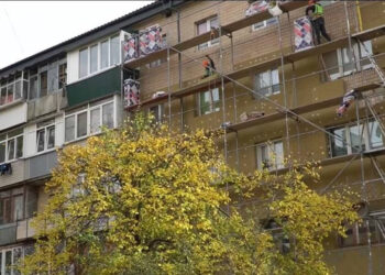 Відбудова Київщини: у Бучі триває капітальний ремонт ще одного будинку, фото – Київщіна