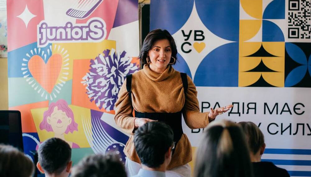 Урок волонтерства: Бучанську гімназію №2 відвідала українська співачка і телеведуча Ольга Цибульська, фото – Київщіна