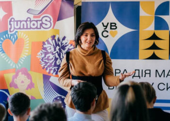 Урок волонтерства: Бучанську гімназію №2 відвідала українська співачка і телеведуча Ольга Цибульська, фото – Київщіна