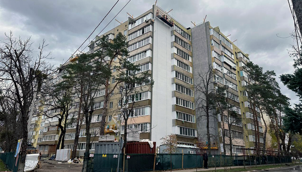 Відбудова Київщини: в Ірпені триває капітальний ремонт будинку на вулиці Котляревського, фото – Київщіна