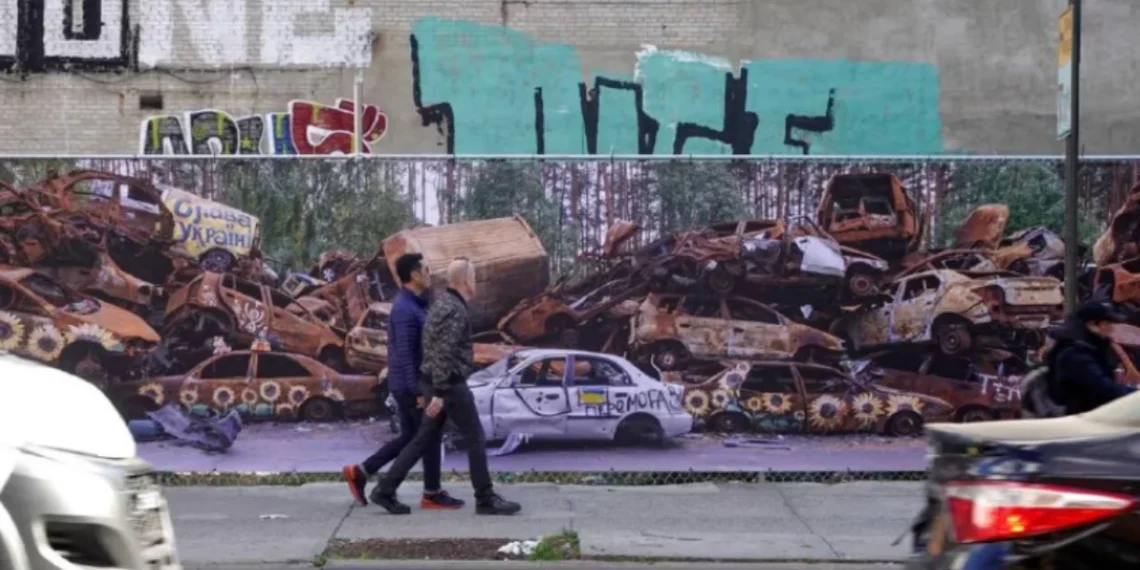 У Нью-Йорку вивісили 20-метрову фотографію кладовища авто в Ірпені, фото – Київщіна