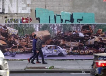 У Нью-Йорку вивісили 20-метрову фотографію кладовища авто в Ірпені, фото – Київщіна