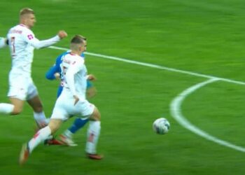 Кривбас – Динамо: екс-арбітр ФІФА прокоментував скандальне вилучення Бескоровайного | Футбол