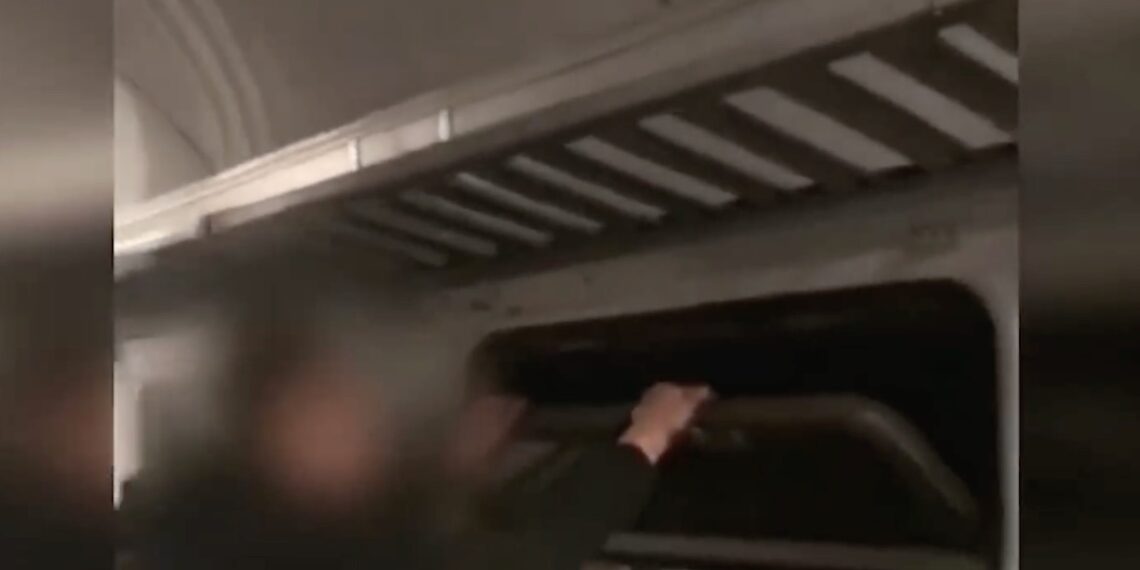 Молодики, які розтрощили вагон потяга на Київщині, отримали підозри (ВІДЕО)