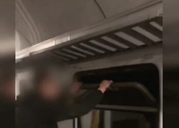 Молодики, які розтрощили вагон потяга на Київщині, отримали підозри (ВІДЕО)