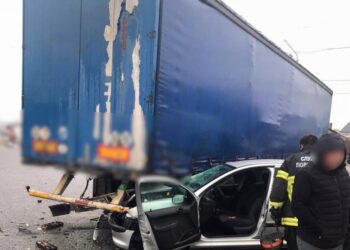 На Броварщині водій автівки влетів під колеса вантажівки