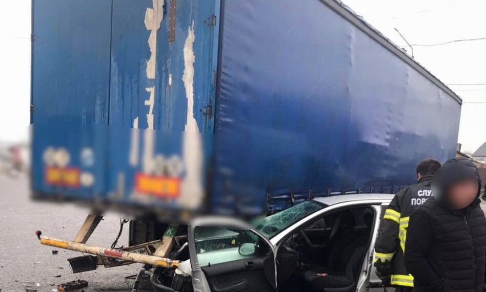 На Броварщині водій автівки влетів під колеса вантажівки