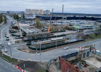 На будівництві розв’язки-конюшини на Оболоні монтують прогонові балки – Перший львівській портал