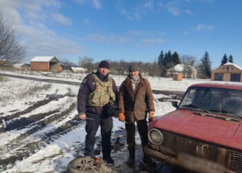На Охтирщині поліцейські допомогли водієві, який пробив колесо серед дороги – Суми та область
