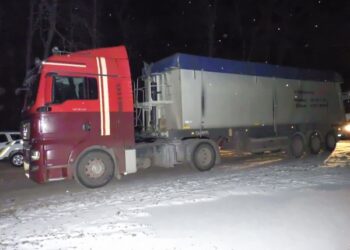 На Сумщині водія затиснуло між двома вантажівками – Суми та область