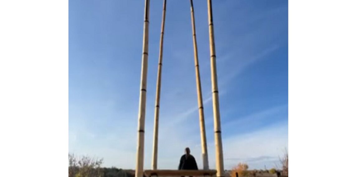 Неподалік Білої Церкви встановили найвищу  в Україні дерев’яну гойдалку