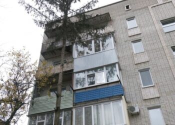 Понад 3 місяці з пробитим дахом. Як живуть мешканці будинку після ракетного удару в Сумах – Суми та область