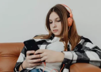 Російський контент хочуть повністю заборонити в українському YouTube й інших застосунках – що відомо | Економіка