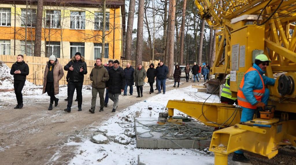 Спецкомісія перевірила відбудову двох навчальних закладів у Гостомелі