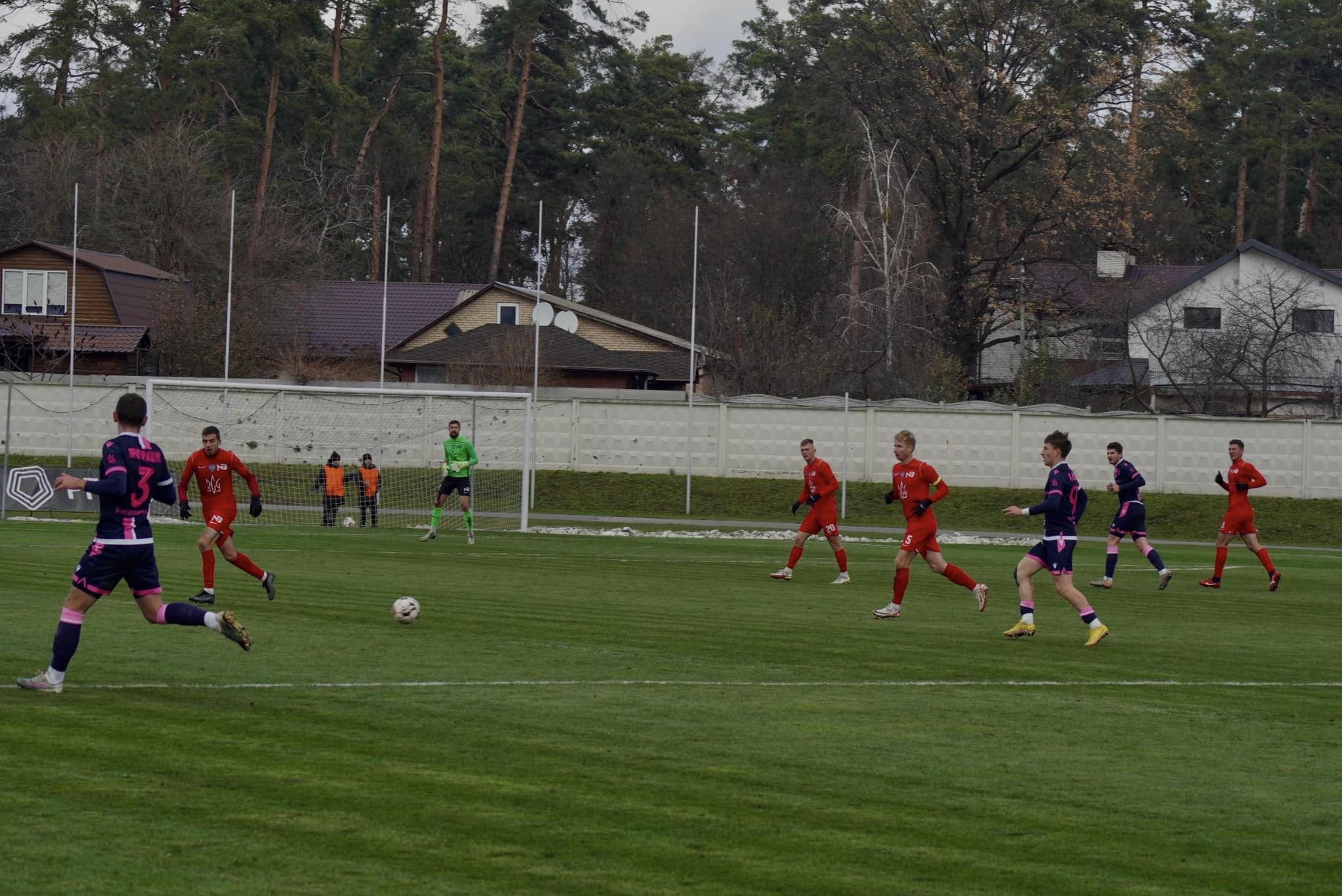 На зображенні може бути: 11 людей, гравці в футбол та люди грають у футбол