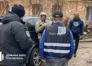 У ДБР повідомили подробиці затримання інспектора ВСП, який за хабарі обіцяв призовникам уникнути мобілізації – Суми та область