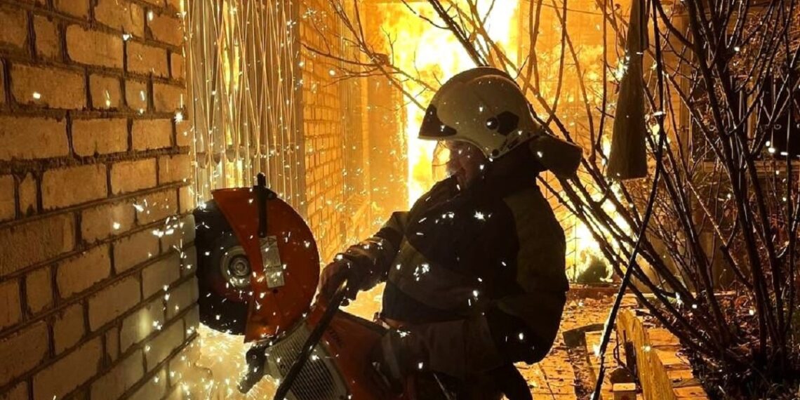 У Фастові надзвичайники врятували із пожежі двох літніх людей