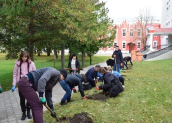 У Глухові висадили трояндову алею у пам`ять про загиблих воїнів-випускників педуніверситету – Суми та область