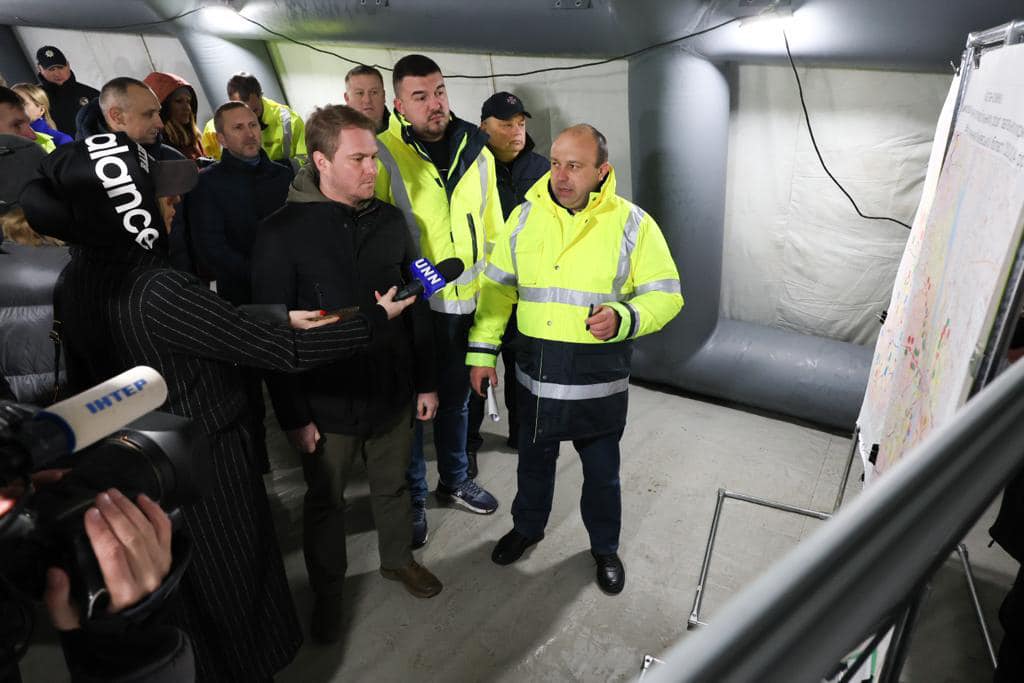 На зображенні може бути: 6 людей та текст