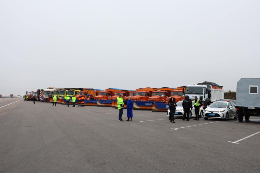 На зображенні може бути: 6 людей, автомобіль, швидка допомога та дорога