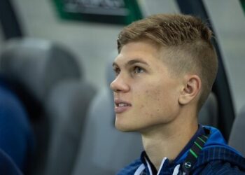 Воротар Дніпра-1: “Важко грати, коли за тайм три повітряні тривоги” | Футбол