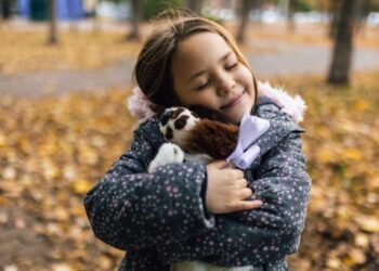 Восьмирічна дніпрянка граючи на сопілці збирає кошти на ЗСУ