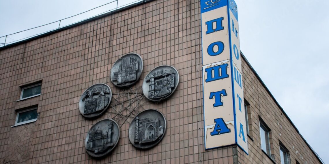 З будівлі “Укрпошти” у Броварах демонтували радянські символи (ФОТО)