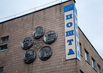 З будівлі “Укрпошти” у Броварах демонтували радянські символи (ФОТО)