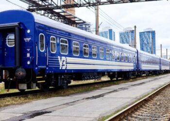 Залізничники затримали підлітків, які трощили поїзд Конотоп — Хутір-Михайлівський – Суми та область