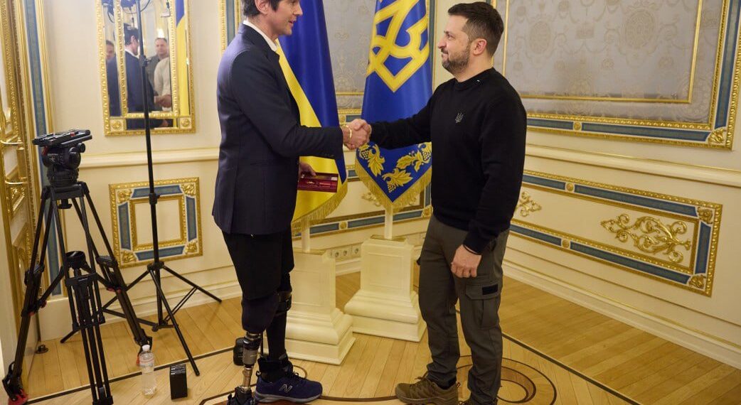 Зеленський нагородив орденом важко пораненого на Київщині американського журналіста