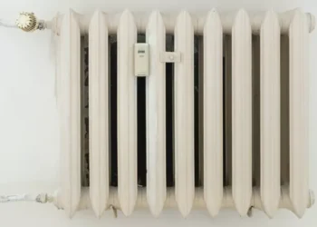 Зима вже на носі: як зберегти тепло у квартирі навіть без світла | Економіка