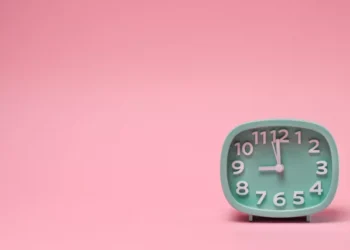 Зимовий час наближається: коли переводити годинник в Україні й навіщо це треба | Економіка