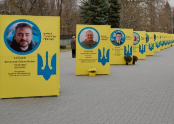 Біля Запорізької міськради встановили ще 20 призм пам’яті |
