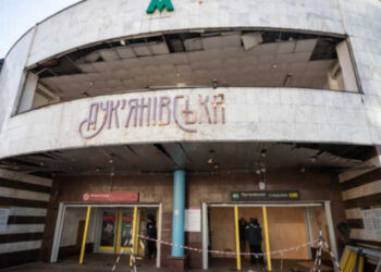 У Києві через ракетну атаку рф постраждало 7 людей, ще 3 – під завалами пошкодженого уламками складського приміщення | Київщіна