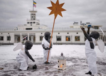 У столиці скульптури малюків-засновників на Поштовій площі перевдягли до Різдва | Київщіна