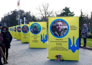 Ще 34 призми з портретами загиблих захисників встановили в Запоріжжі |
