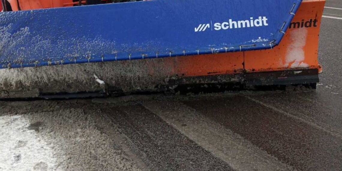 На дорогах Київщини проводять протиожеледну обробку