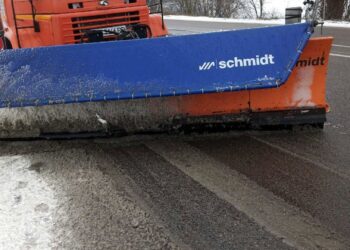 На дорогах Київщини проводять протиожеледну обробку