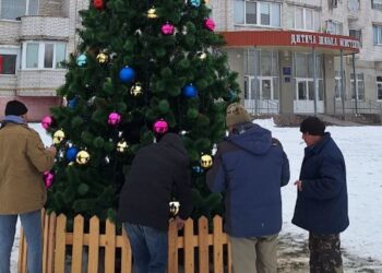 На площі в Глевасі встановлюють новорічну ялинку