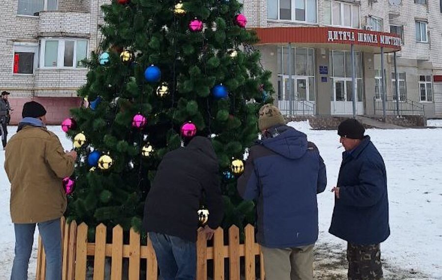 На площі в Глевасі встановлюють новорічну ялинку