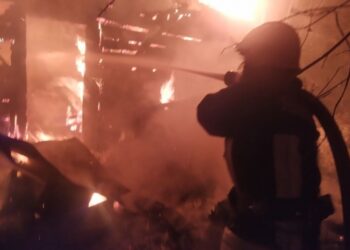 На Шосткинщині вогнеборці запобігли масштабній пожежі в житловому секторі – Суми та область