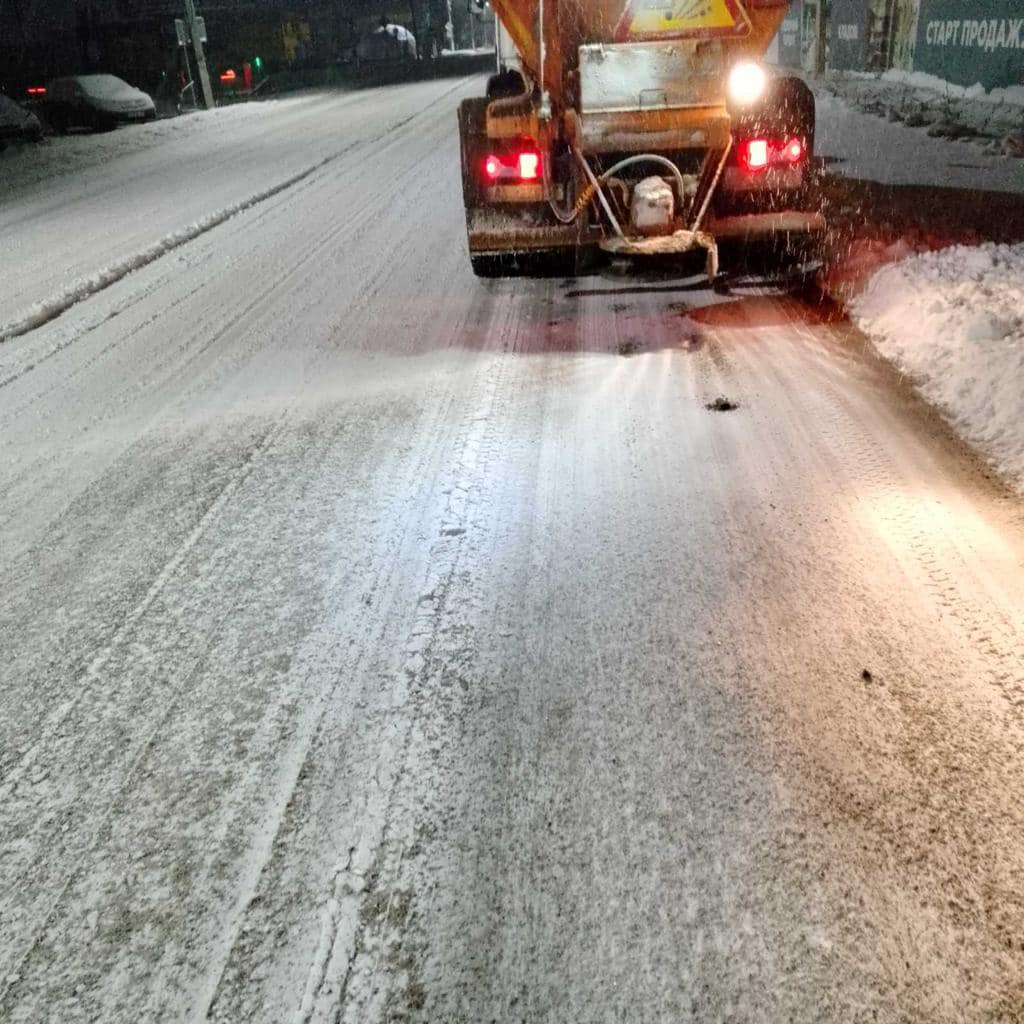 На зображенні може бути: снігоочисник та дорога