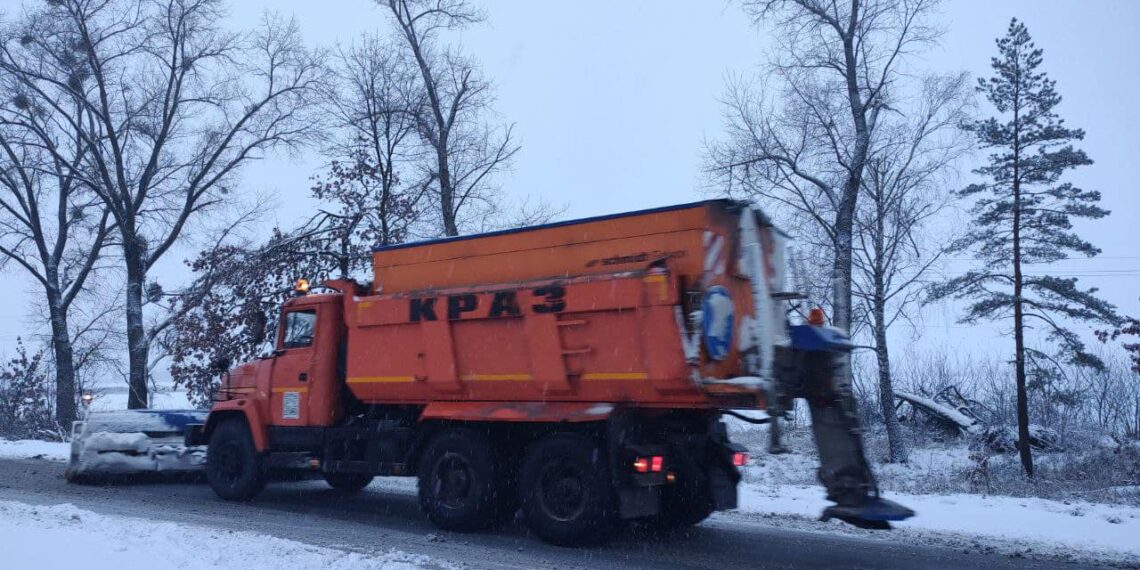 Наслідки негоди в Київській області ліквідовують майже 200 одиниць техніки (ФОТО)
