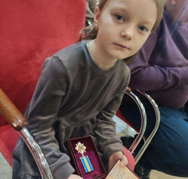 Рідним загиблих Героїв з Глухова вручили їхні посмертні нагороди – Суми та область